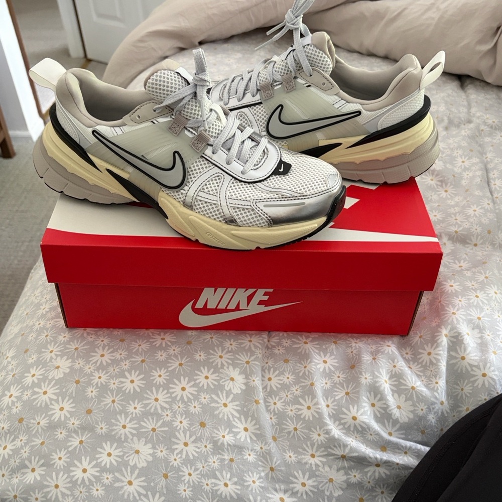 New In Box Nike V2K Run Sneakers size 8

Summit White/Pure Platinum/Light Iron - Picture 14 of 16